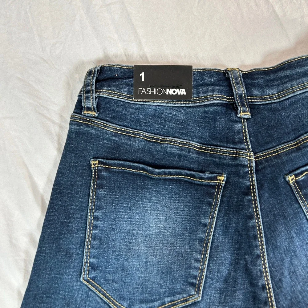 Fashion Nova Womens Dark Wash Cuffed Denim Jean Shorts Size 1 Stretch 5511 NWT
